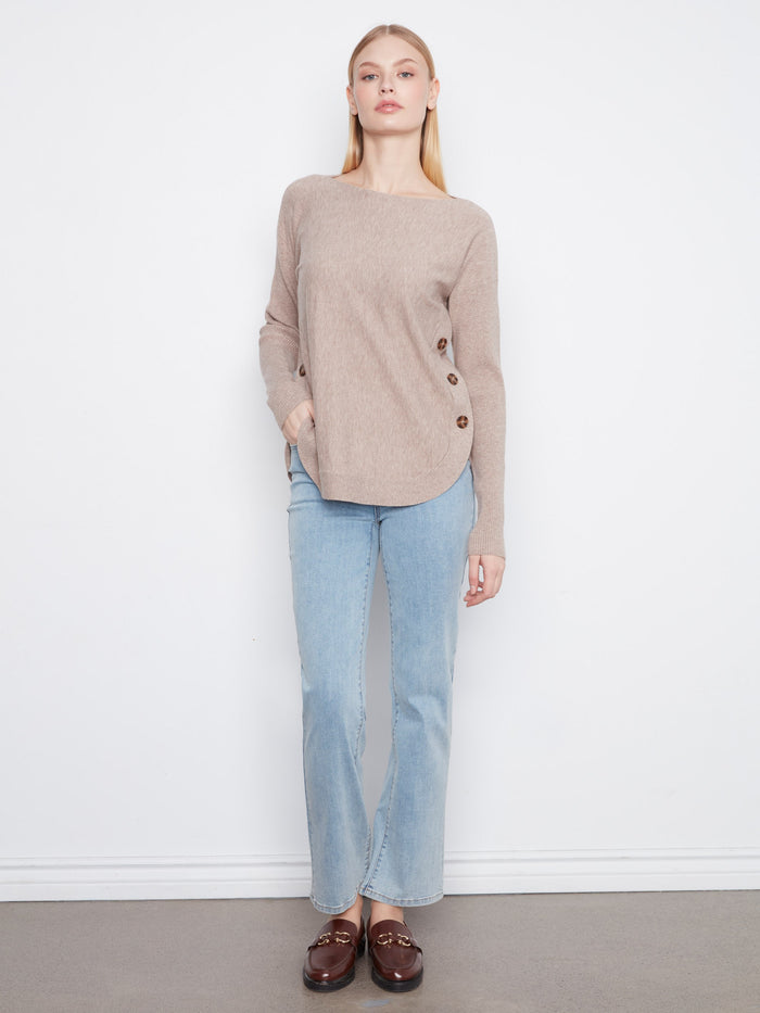 Elegant sweater with ribbed sleeves, providing both comfort and style for everyday wear. By Charlie B.