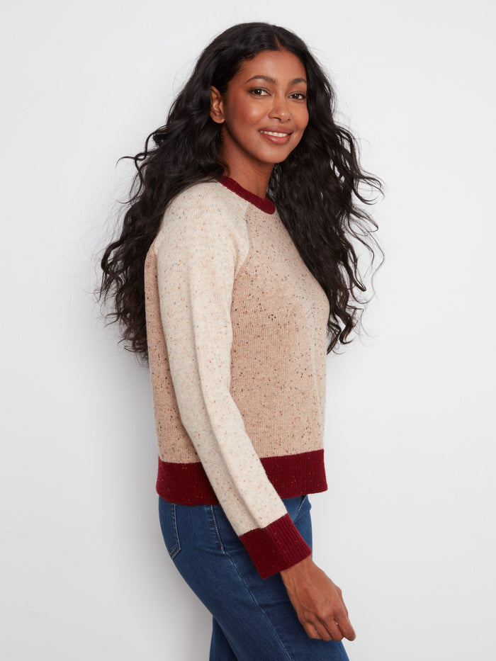 Speckled knit sweater in warm hues, highlighted by long raglan sleeves and an elegant crew neck by Charlie B.